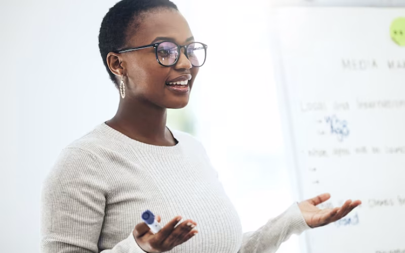 repandre-sagesse-photo-jeune-femme-faisant-presentation-dans-bureau-moderne_590464-43310 (1)